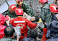 四川省江堰で倒壊した中学校から最初に救出された子ども