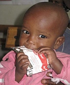 ツゥラ保健センターでプランピー・ナッツ（Plumpy'nutR）を食べるネスサ・マソス君（1歳）。