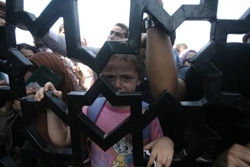 ガザ地区からエジプトへ避難しようとしているパレスチナの女の子。