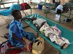 コレラ治療センターで治療を受ける子どもと見守る母親
