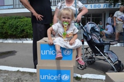 ユニセフは248の赤ちゃん用の衛生キットなどを配布。(ウクライナ)