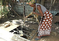 ハラレ近郊のブディリロで、井戸から水を汲むサラ・マサラクファさん。