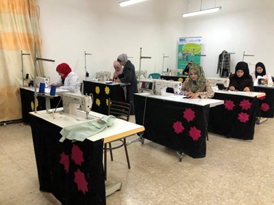 若手起業家の縫製工場で技能実習中の参加者
