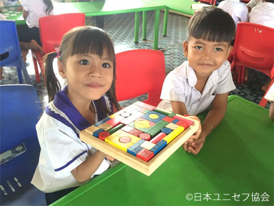 ユニセフが支援するECD Kitで遊びながら学ぶ子どもたち