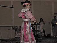 モンゴルの代表は伝統衣装に身を包み、しなやかな舞で参加者を魅了しました
