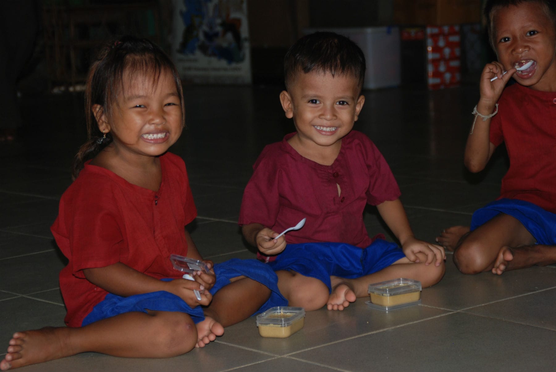 カンボジア 子どもたちの栄養改善に取り組む スナック菓子風の栄養補助食品を開発