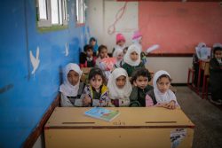 サヌアにあるユニセフが支援する学校で授業を受ける子どもたち。(イエメン、2020年2月3日撮影)