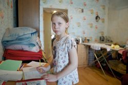 首都ヌルスルタンの自宅で学校の準備をする10歳のリューバさん。家族は社会保障制度の対象だが、さまざまな問題で今だ受けられずにいる。(カザフスタン、2019年5月撮影)