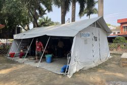 中西部にあるバンケ地区の病院の敷地内に設置された、ユニセフ支援物資の医療用テント。テント内では12の病床が確保できる。(ネパール、2021年5月12日撮影)
