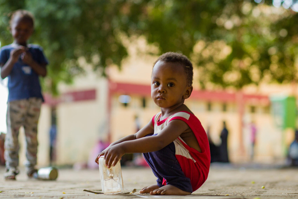 紛争激化により、マダニまで逃れてきた子ども。ユニセフは紛争によるトラウマを抱える子どもたちに、心理社会的支援を提供している。(スーダン、2023年6月3日撮影)