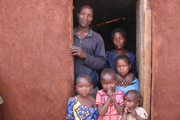 故郷の村が武装グループに攻撃されたため、ロエ国内避難民キャンプに逃れた家族。父親は「ここには仕事はなく、将来への希望を失った」と話す。(コンゴ民主共和国、2023年2月撮影)