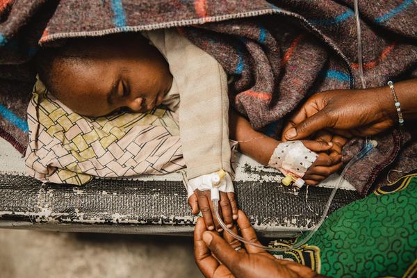 北キブ州のコレラ治療センターで、コレラに感染し治療を受ける子ども。(コンゴ民主共和国、2024年1月撮影)