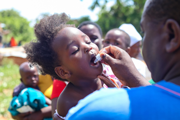 ユニセフなどによるコレラの予防接種キャンペーンで、経口コレラワクチンの接種を受ける子ども。(ジンバブエ、2024年2月撮影)
