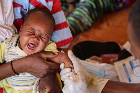 モプティの国内避難民キャンプで、生まれて初めて予防接種を受ける生後2カ月のスレイマンちゃん。(マリ、2024年4月14日撮影)
