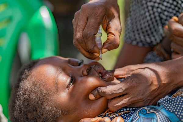 マニエマ州の村で、経口ポリオワクチンの接種を受ける子ども。(コンゴ民主共和国、2024年3月28日撮影)