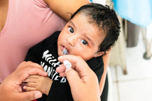 アルタベラパス県のプライマリ・ケア・センターで、5種混合ワクチン(ジフテリア・破傷風・百日咳・B型肝炎・インフルエンザB型)の予防接種を受けた生後2カ月のディランちゃん。(グアテマラ、2024年2月撮影)