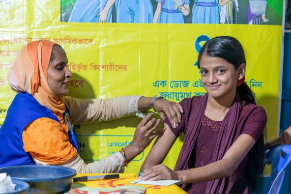 ダッカで、ヒトパピローマウイルス(HPV)の予防接種を受ける女の子。(バングラデシュ、2023年11月撮影)