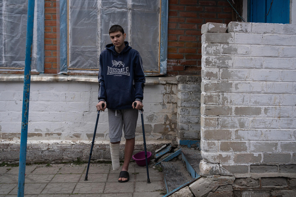 地雷により右足を失い、松葉杖を使って立つ16歳のヤロスラフさん。「義足をつけて歩けるようになることを願っています。それが僕のただ一つの夢です」と話す。 (ウクライナ、2024年3月撮影)