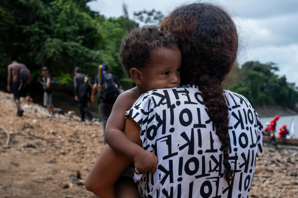 ダリエン地峡を横断し、一時移民受け入れセンターにたどり着いた親子。ユニセフは、身元確認や治療、カウンセリングなどの支援を提供している。(パナマ、2023年12月撮影)
