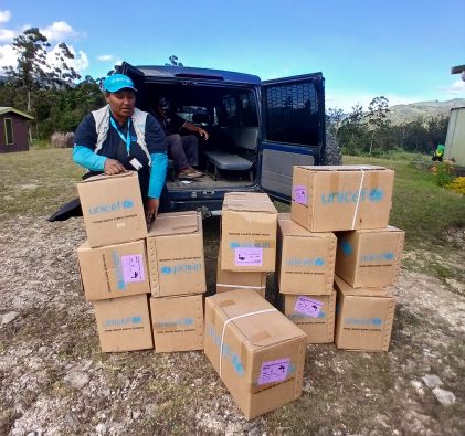 地すべりの被災地から徒歩圏内にある保健センターに届けられた、家庭用衛生用品などが入ったユニセフの緊急支援物資。(パプアニューギニア、2024年5月25日撮影)