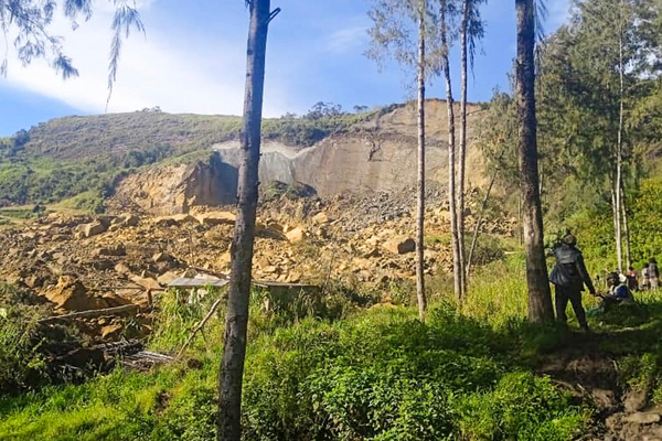 エンガ州の高地の村で発生した大規模の地すべりにより、多くの死者が出ている。(パプアニューギニア、2024年5月24日撮影／AFP)