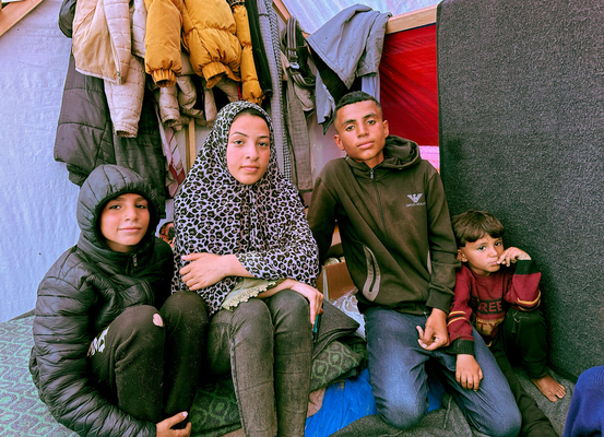 ラファの一時避難所に身を寄せる姉弟。紛争により父親は亡くなり、18歳の長女のタスニム(左から2番目)が弟たちの面倒をみているが、食料も水もなかなか手に入らない。(ガザ地区、2024年4月撮影)