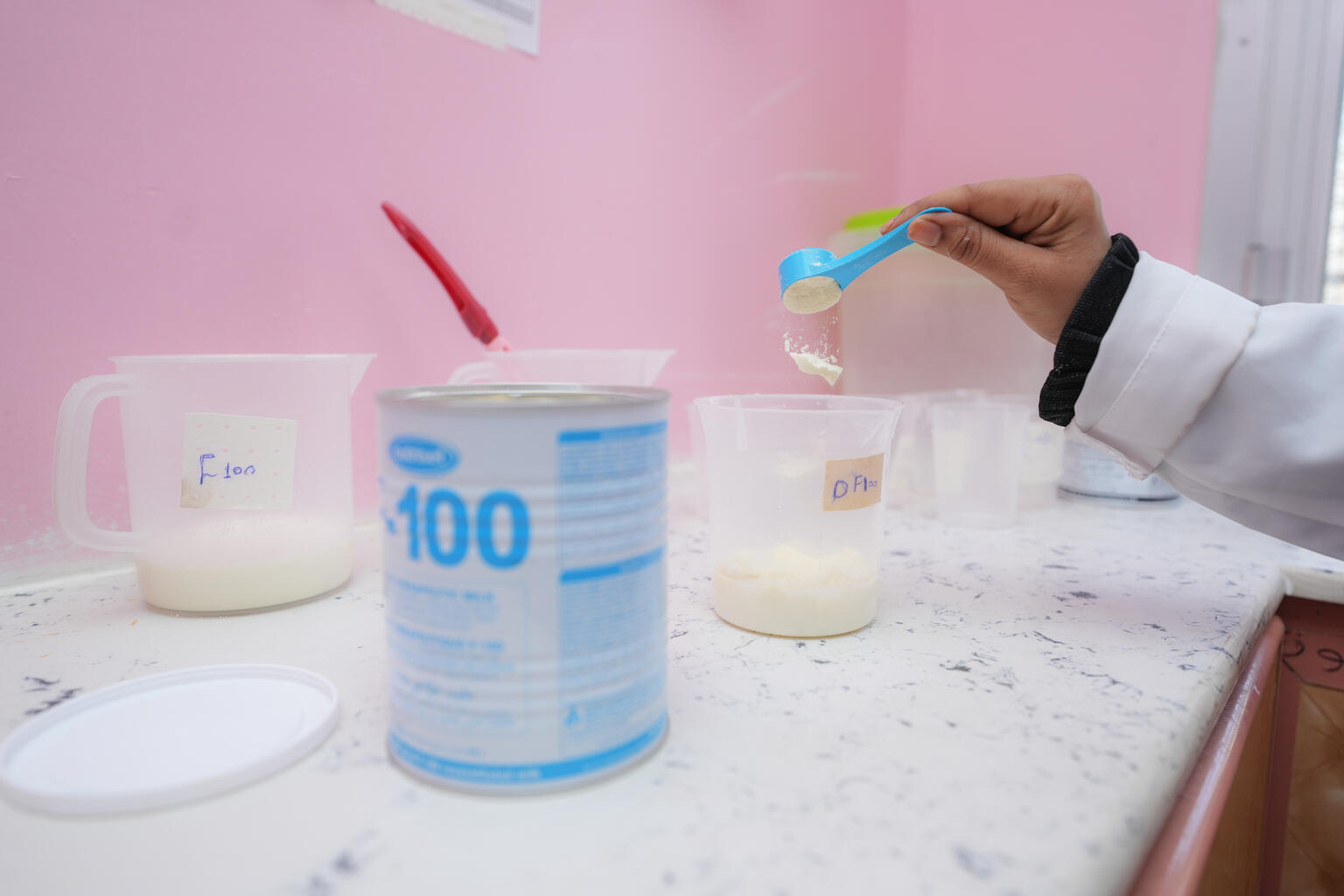 イブン・ハルドゥーン病院の栄養治療センターで、サナドちゃんに飲ませる治療用ミルクを準備する様子（イエメン、2023年3月7日撮影）