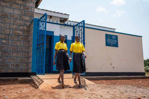 小学校に新しく設置されたトイレを利用する16歳のアセタルさん(左)と17歳のアガズさん(右)。「以前はトイレがなかったので、生理中は遠い自宅まで帰らなければならず、一度帰宅すると再登校もできませんでした」と話す。(ウガンダ、2024年2月撮影)