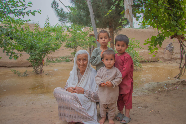 バグラーン州の村で被災した家族。洪水により子どもたちは怪我を負い、飼っていた羊はすべて流されてしまった。(アフガニスタン、2024年5月16日撮影)