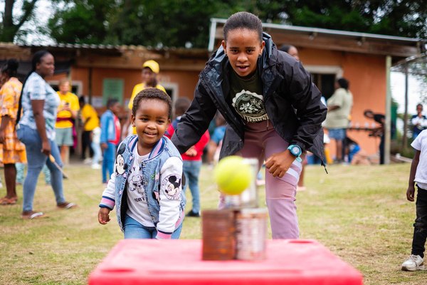 クワズール・ナタール州のデイケアセンターで行われた「遊びの力（Power of Play）」キャンペーンのイベントに参加する親子。(南アフリカ、2024年2月撮影)