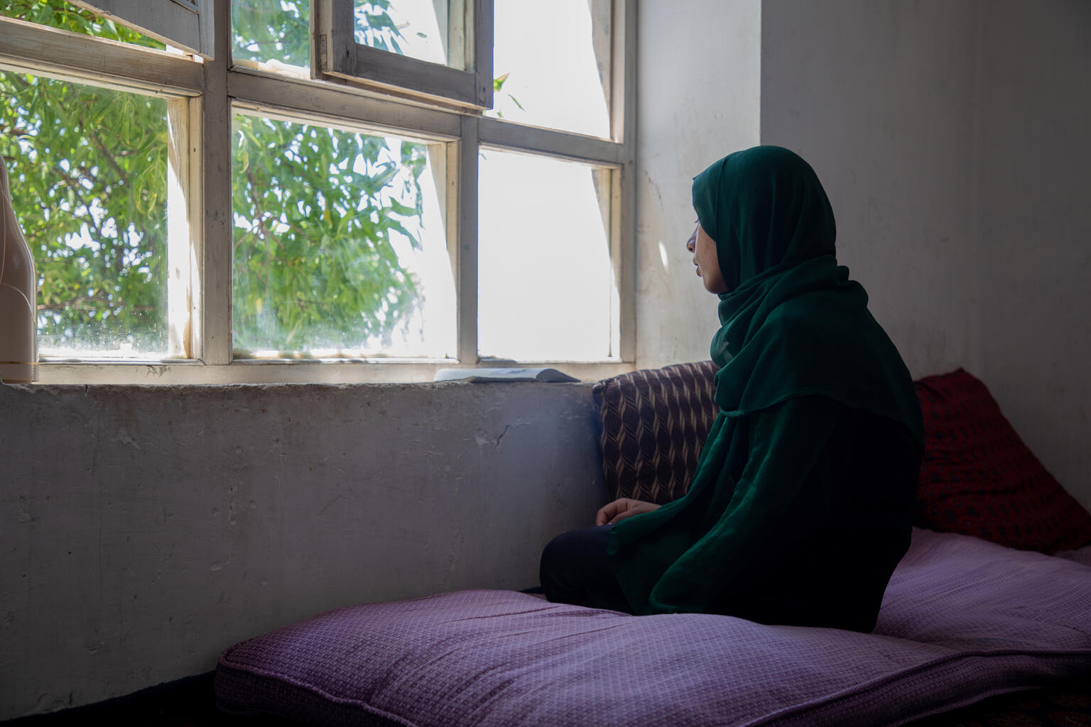 小学校卒業後、学校に通えない13歳のフェルザナさん(仮名)。「男の子が通学しているのを見るたび、悲しい気持ちになります」と話す。(アフガニスタン、2024年6月津8日撮影)