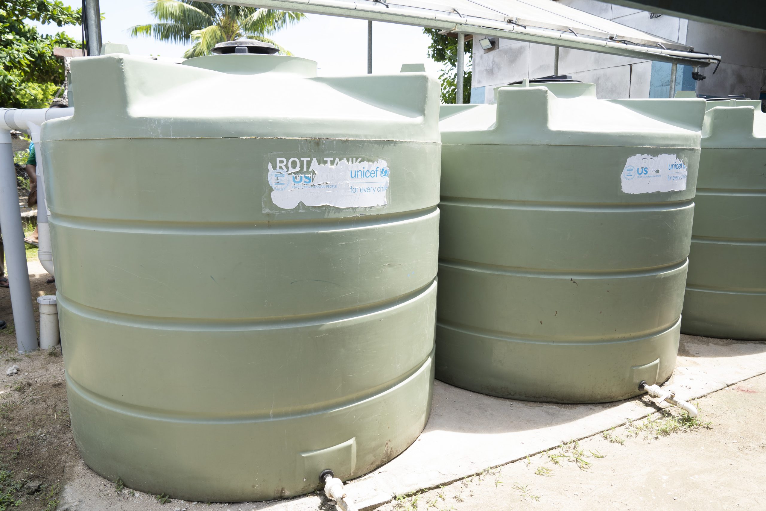 ユニセフがタラワ島西端のテマキン村に設置した雨水タンク