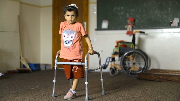 自宅で寝ている間に爆撃に遭い、右脚を切断された4歳のシラちゃん。両親と3人の姉妹を失い、今は祖母や叔母とともに学校に避難している。(ガザ地区、2024年5月24日撮影)