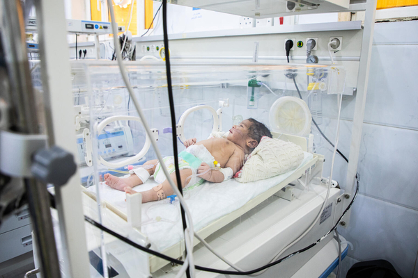 マリブにある病院の新生児集中治療室(NICU)で、治療を受ける赤ちゃん。(イエメン、2024年5月26日撮影)