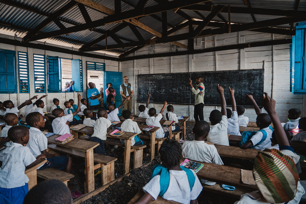 北キブ州のゴマ近くにある国内避難民キャンプ内の仮設学習スペースで、授業を受ける子どもたち。避難民の子どもたちが学習を続けられるよう、ユニセフが設置した。(コンゴ民主共和国、2024年6月24日撮影)