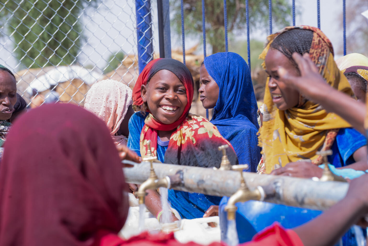 アル・セリフ村にユニセフが設置した給水施設で水をくむマヤダ（スーダン、2024年5月18日撮影）