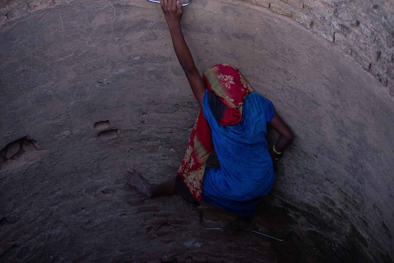 水をくむために深い井戸の底に降りていくマヤダ（スーダン、2024年5月18日撮影）