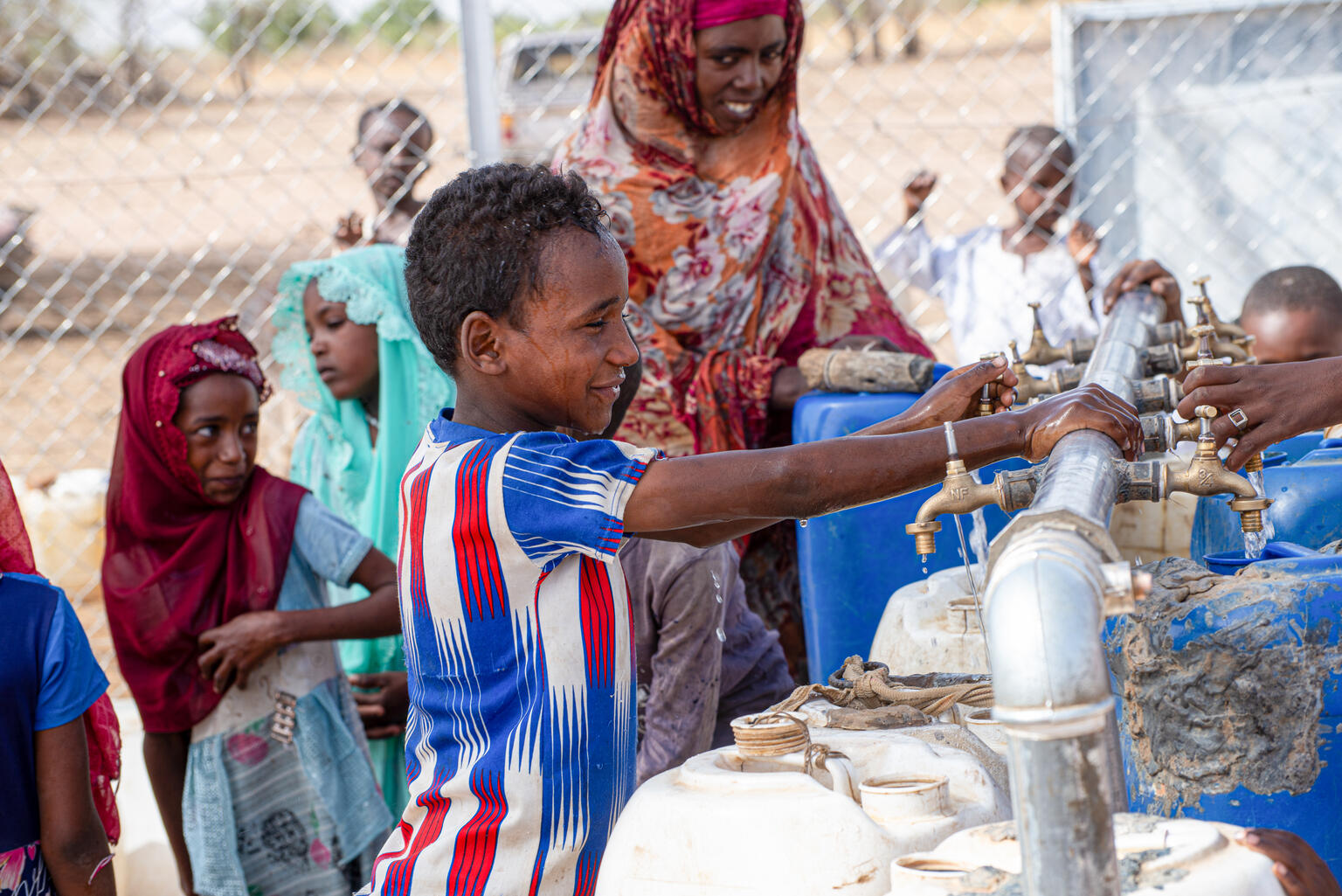 アル・セリフ村にユニセフが設置した給水施設で清潔で安全な水をくむ子どもたち（スーダン、2024年5月2日撮影）
