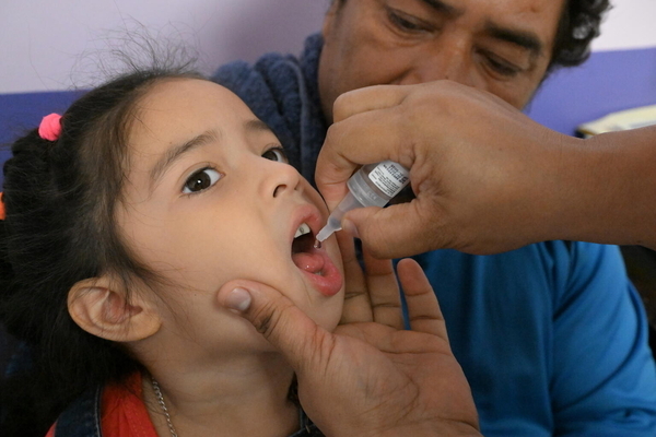 ベリーズシティの保健所で、検診と定期予防接種を受ける4歳の女の子。(ベリーズ、2024年6月18日撮影)
