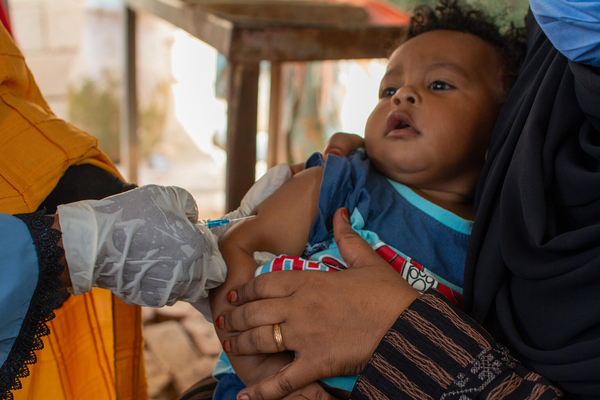 リバーナイル州の保健施設で、はしかの予防接種を受ける生後9カ月の子ども。(スーダン、2024年6月1日撮影)
