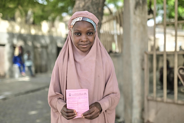 カノ州でHPV(ヒトパピローマウイルス)の予防接種を受け、ワクチン接種カードを受け取った10歳の女の子。(ナイジェリア、2024年4月撮影)