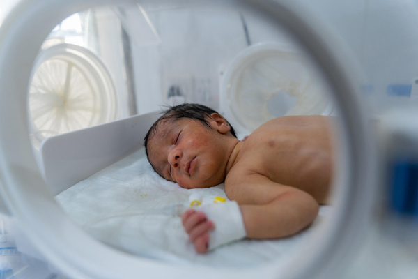 アデンにある病院の新生児集中治療室(NICU)で、治療を受ける赤ちゃん。ユニセフは貧困家庭の乳幼児が医療を受けられるよう支援している。(イエメン、2024年7月1日撮影)