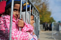 難民一時受け入れ所で、登録を待つ子どもたち。（セルビア）