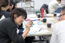 「トライアンギュレーション」と呼ばれる「傾聴」や指人形や折り紙で作った“口”などのモノを通して子どもとのコミュニケーションを取る手法を紹介されたのは、セーブ・ザ・チルドレン・ジャパンの赤坂さん。日本プレイセラピー協会の本田さんと湯野さんは、子どもの回復力を支える“遊び”の具体的な例を紹介してくださいました。