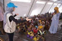 国内避難民キャンプに設置された仮設学習スペースで、子どもたちと触れ合うマズーン・メレハンさん。(2019年8月20日撮影)