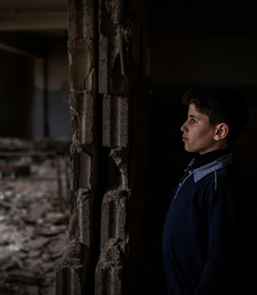 破壊された学校にたたずむ男の子(2025年4月6日撮影)