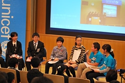 東日本大震災復興支援3年目のシンポジウム「未来をつくる私がおとなに伝えたいこと」で、意見を出し合う子どもたち