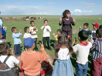 遊牧民の子どもたちの幼稚園。気候がよい季節には草原での青空教室となる