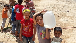 アレッポ市の避難所にある給水施設で水を汲む子どもたち。