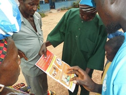 地域の住民にエボラの症状や予防法を伝えるユニセフのスタッフ。（リベリア）